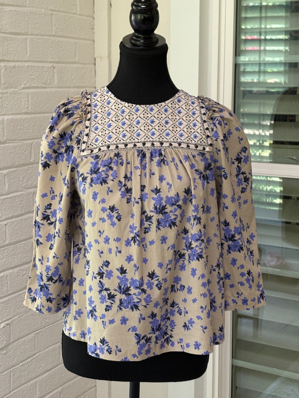 Nicole Miller 3/4 Sleeve Floral Blouse Embroidered Detail Small